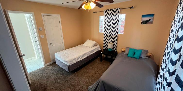 ESL Languages Standard Diamond Street student house EC San Diego
